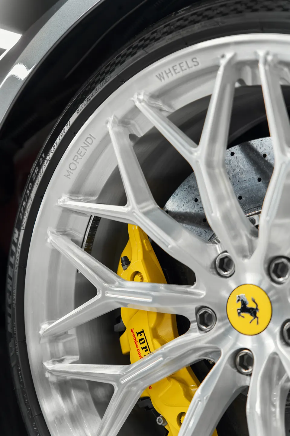 Диск Ferrari с жёлтым тормозным суппортом