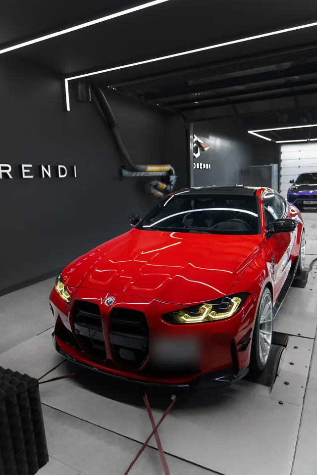 Красная BMW M4 в детейлинг-боксе MORENDI