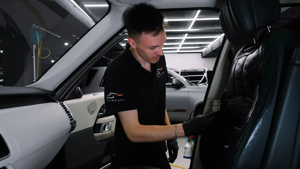 Мастер чистит салон Range Rover