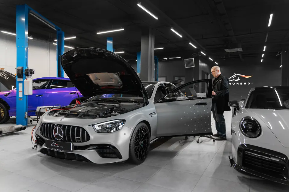 Mercedes-AMG E63 на посту, мастер у автомобиля