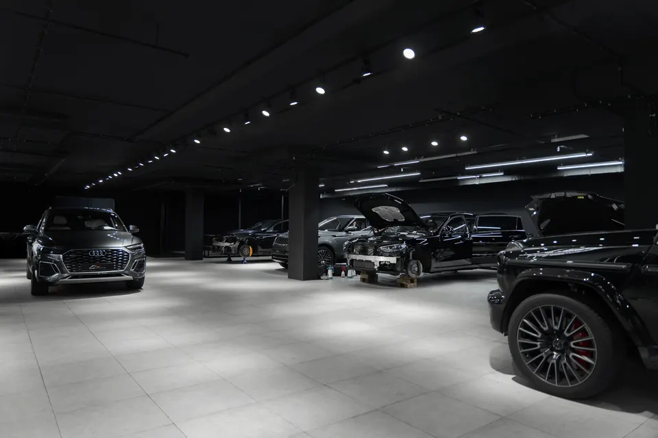 Зал студии: Audi, Mercedes и G-класс на постах