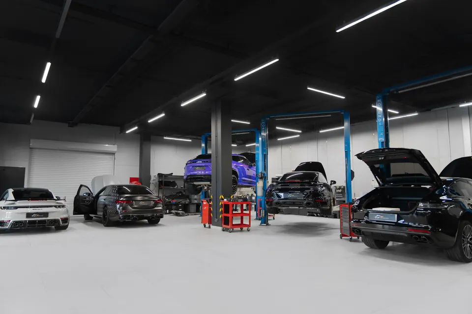 Технический цех с подъёмниками и Porsche