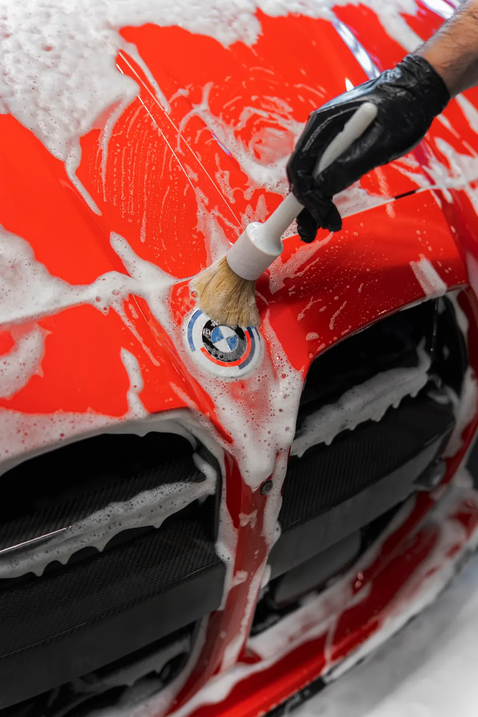 Подготовка кузова BMW M4 к оклейке: очистка решётки кистью
